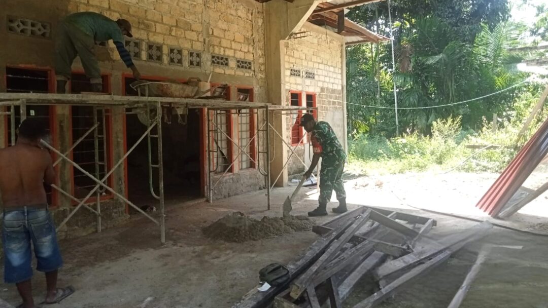 Babinsa Supiori Selatan Bantu Proses Pembangunan Rumah Warga