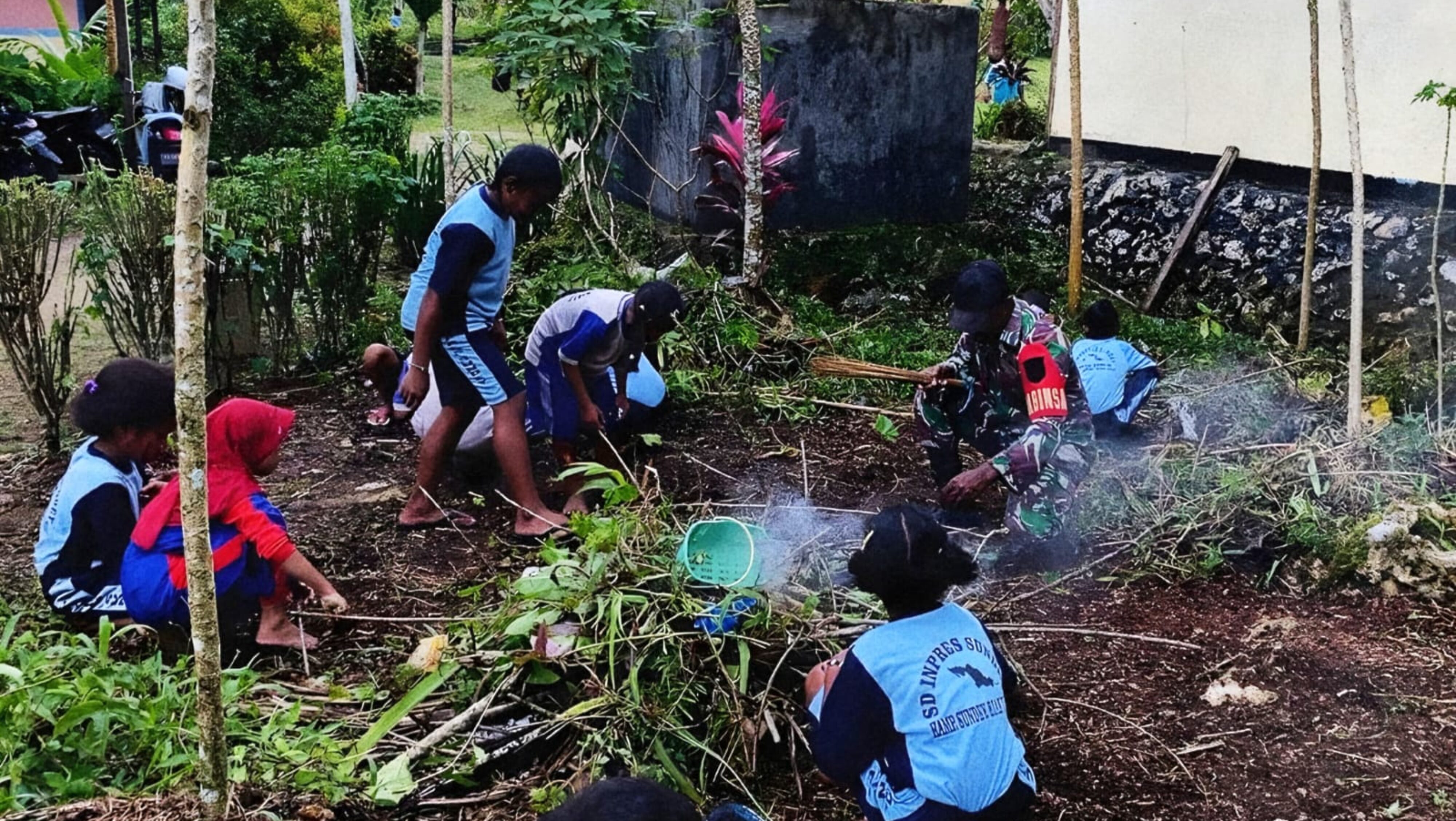 Peduli Kebersihan Lingkungan, Babinsa Bersama Para Murid Bersihkan Lingkungan Sekolah