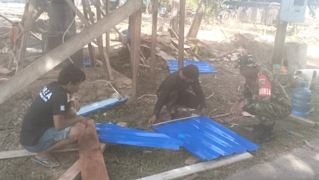 Babinsa Supiori Utara Bantu Warga Bangun Halte Bus di Desa Warsa