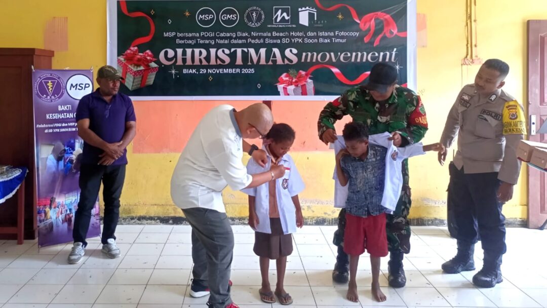 Sambut Natal, Babinsa Hadiri Bakti Sosial Yayasan MSP di SD YPK Soon
