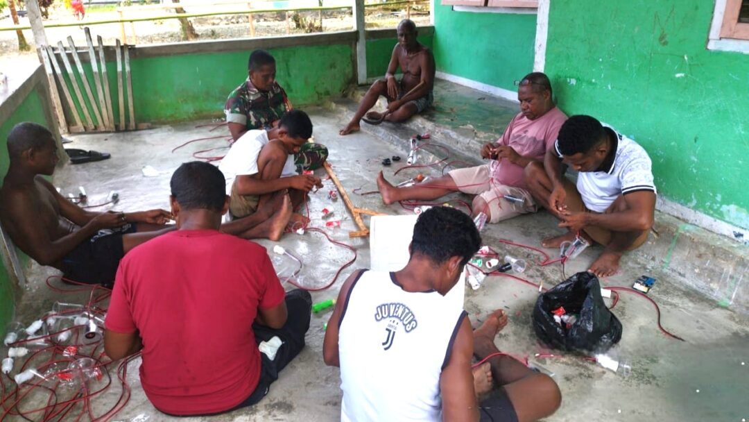 Babinsa Supiori Selatan dan Warga Odori Rakit Lampu Natal Bersama