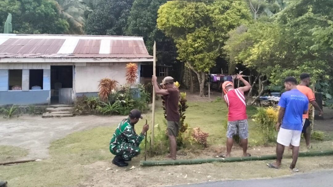Sambut Natal, Babinsa Gotong-Royong Bersama Pemuda Buat Pagar Kampung