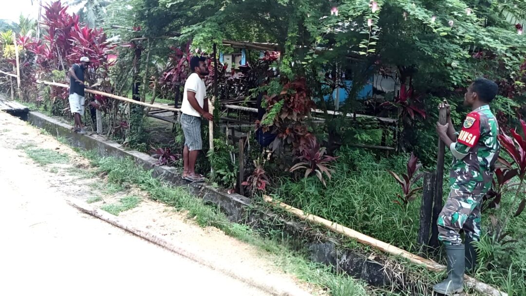 Perindah Lingkungan, Babinsa Biak Barat Gotong-Royong Bersama Warga Buat Pagar Jalan