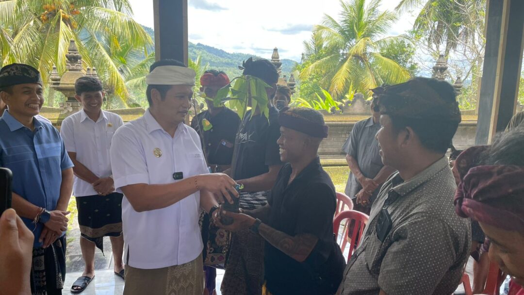 Pemkab Jembrana Serahkan 100 Ribu Bibit Kakao Unggul, Tegaskan Komitmen Menuju “Jembrana Kota Coklat”