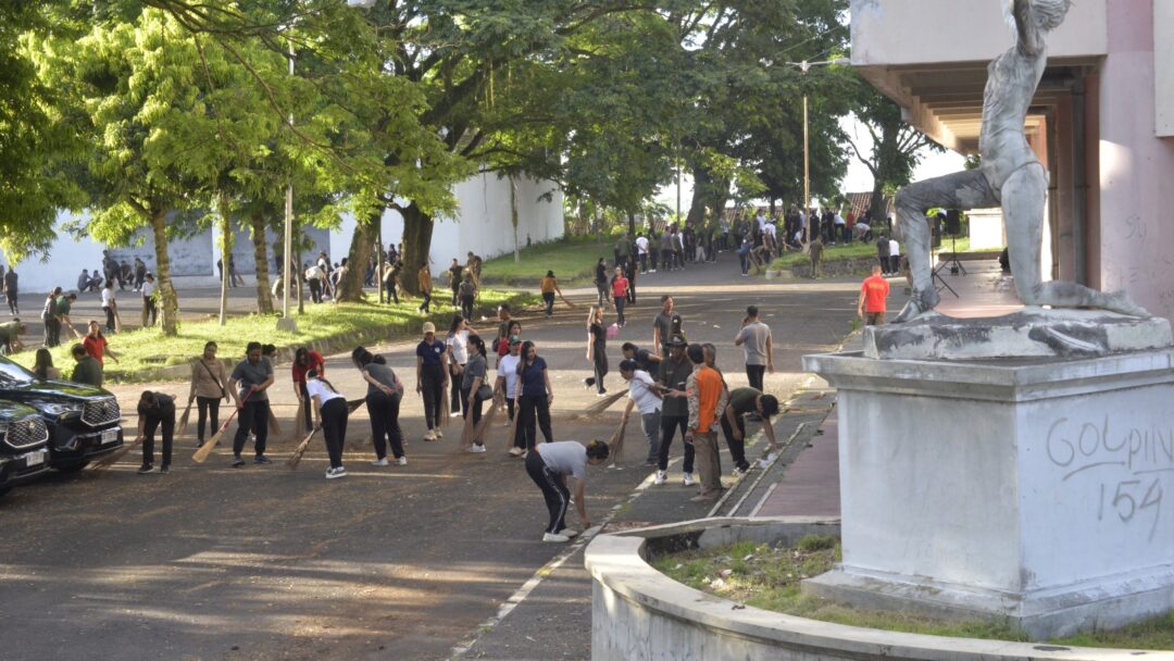 Jadi Rutinitas, ASN Pemkab Jembrana Kompak Turun Tangan Bersih-Bersih Di Hari Jumat