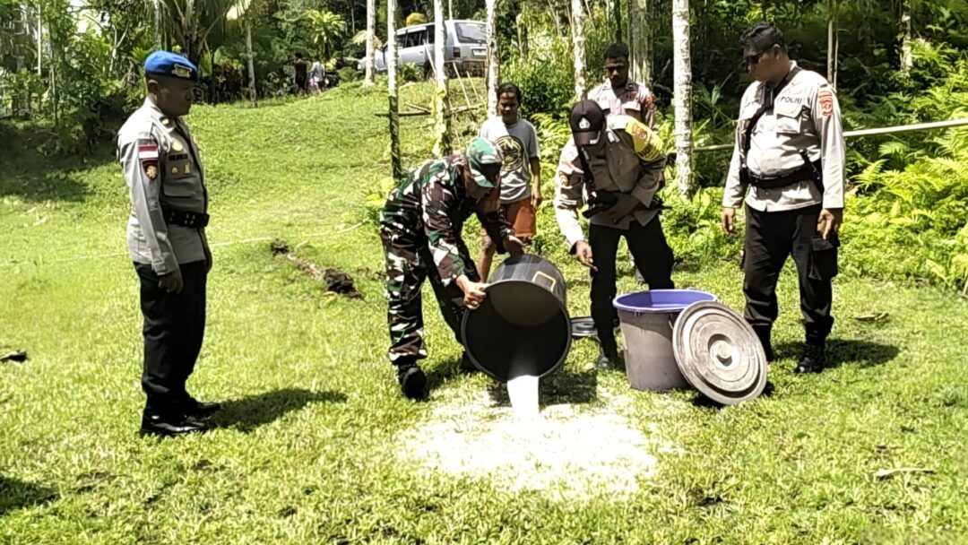 Jelang Nataru, Koramil dan Polsek Supiori Selatan Gelar Razia Miras