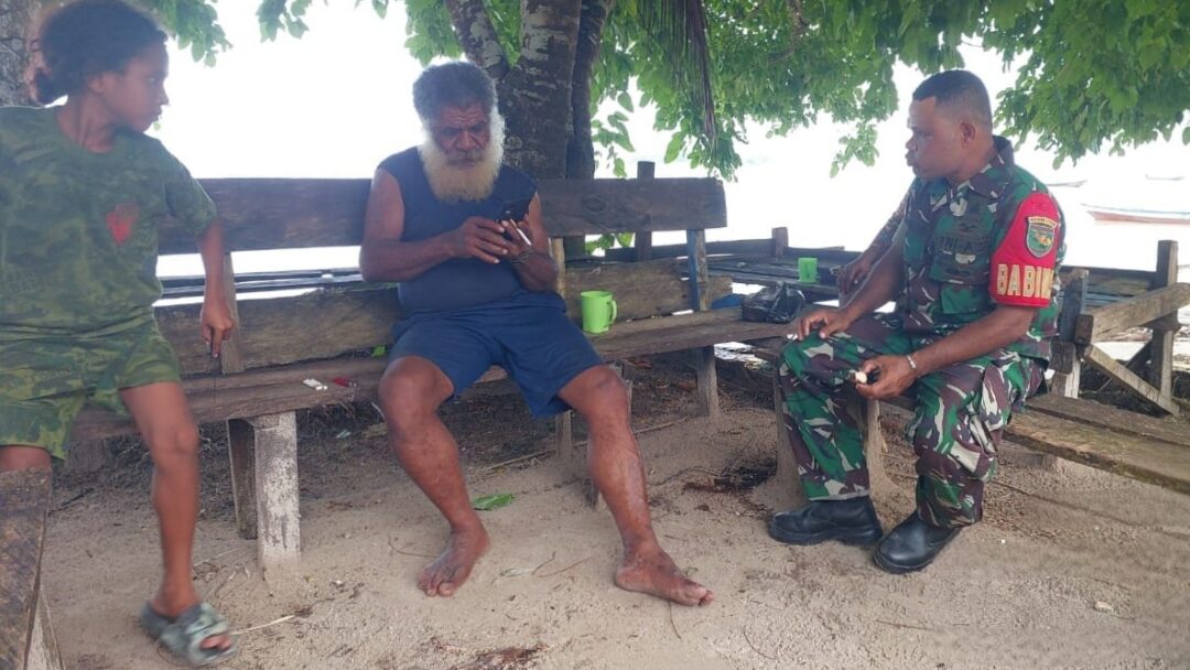 Babinsa Supiori Utara Bangun Silaturahmi Lewat Komsos di Kampung Amyas