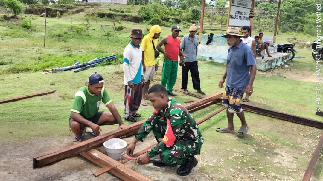 Sambut Natal, Babinsa Biak Barat Bantu Warga Buat Pagar Gereja