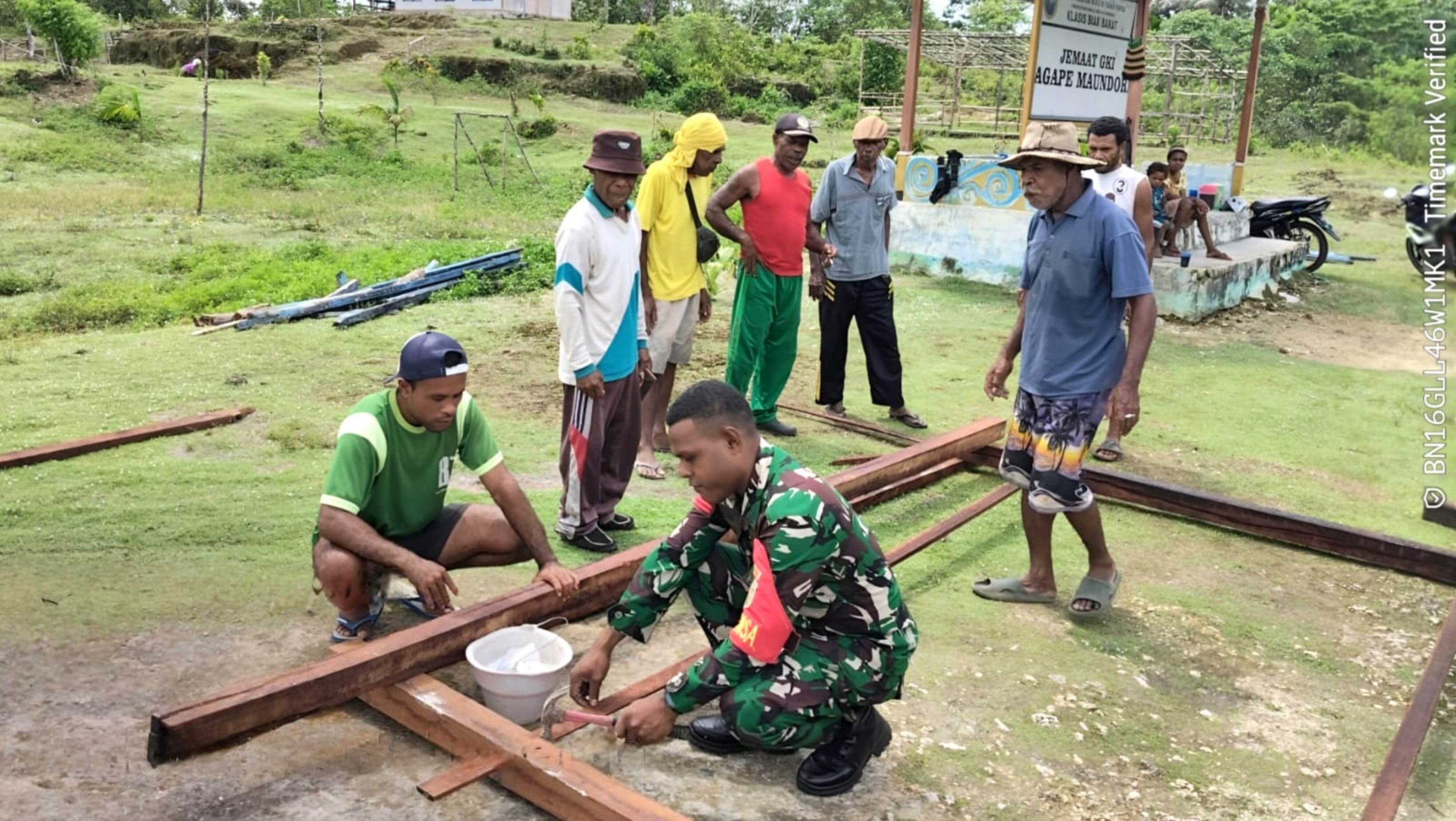 Sambut Natal, Babinsa Biak Barat Bantu Warga Buat Pagar Gereja