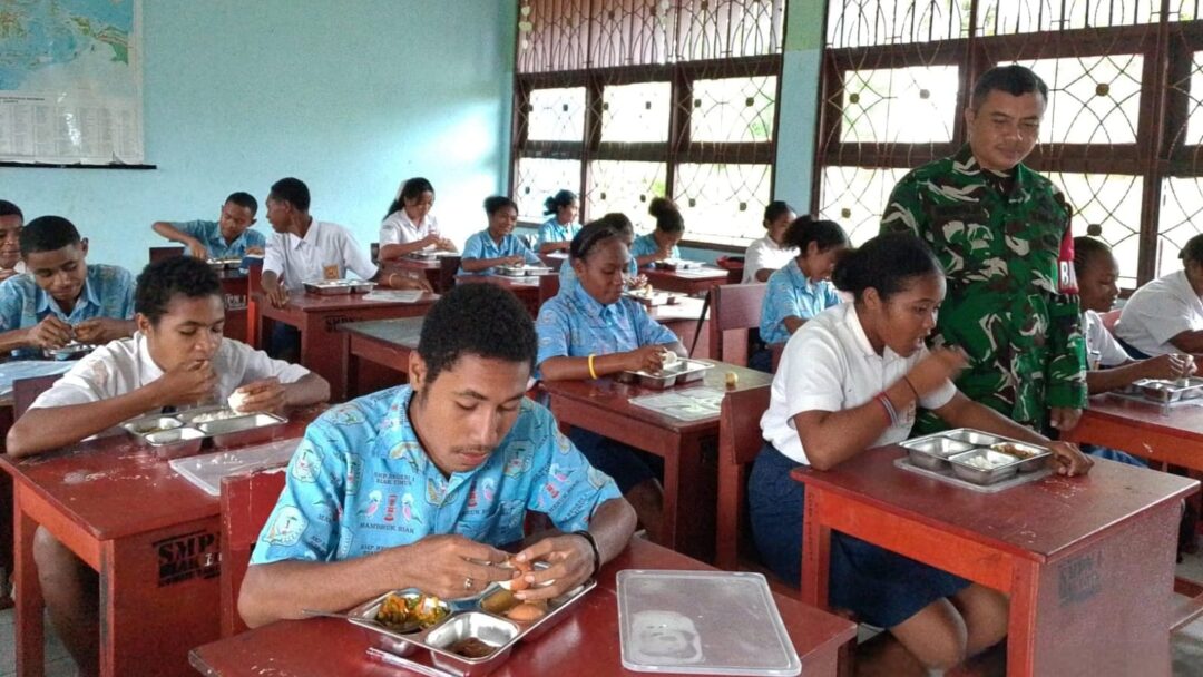 Dukung Generasi Sehat, Babinsa Biak Timur Dampingi Distribusi MBG Anak Sekolah