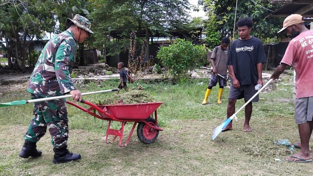 Sinergi Babinsa Numfor dan Warga Jaga Kebersihan Lingkungan