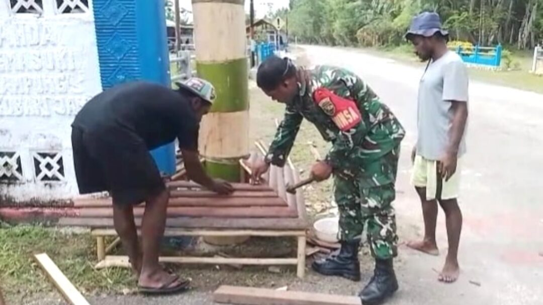 Sambut Hari Natal, Babinsa Biak Utara Turun Tangan Bantu Warga Percantik Gapura Kampung