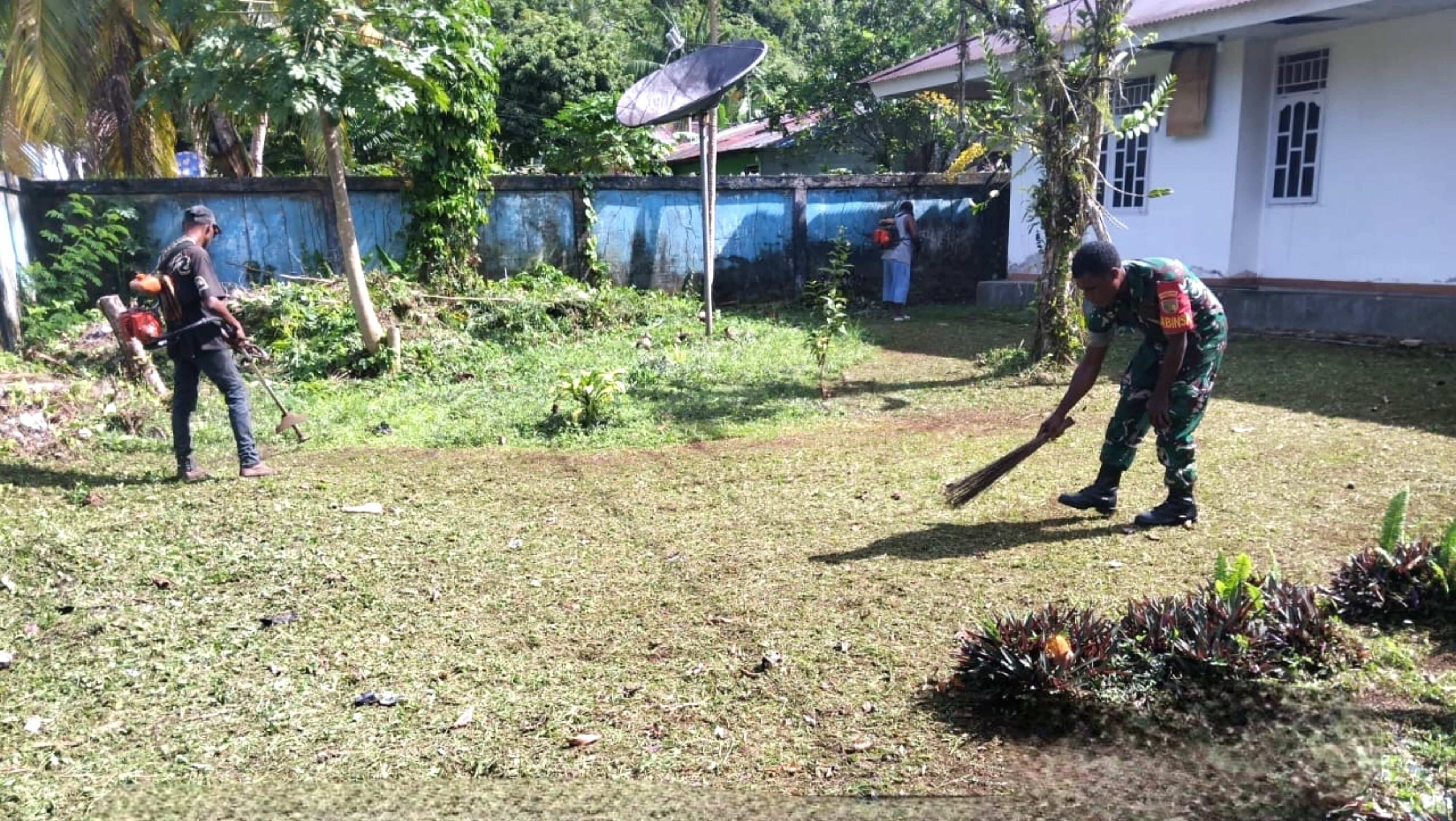 Babinsa Biak Kota Ikut Kerja Bakti Bersihkan Halaman Rumah Warga