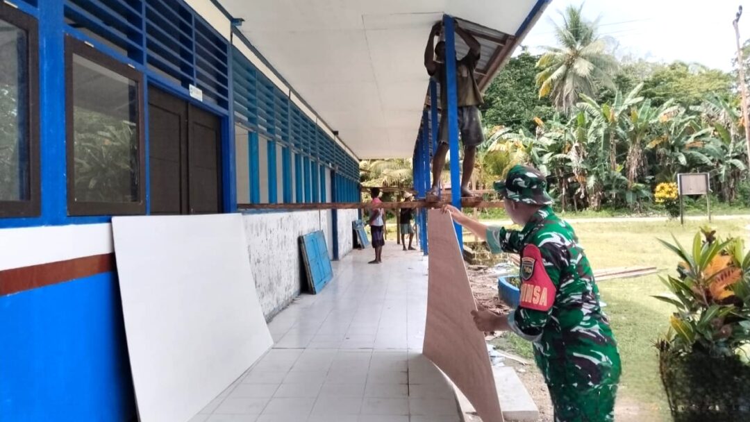 Peduli, Babinsa Supiori Utara Bantu Pemasangan Plafon Ruang Kelas SD YPK Kapudori