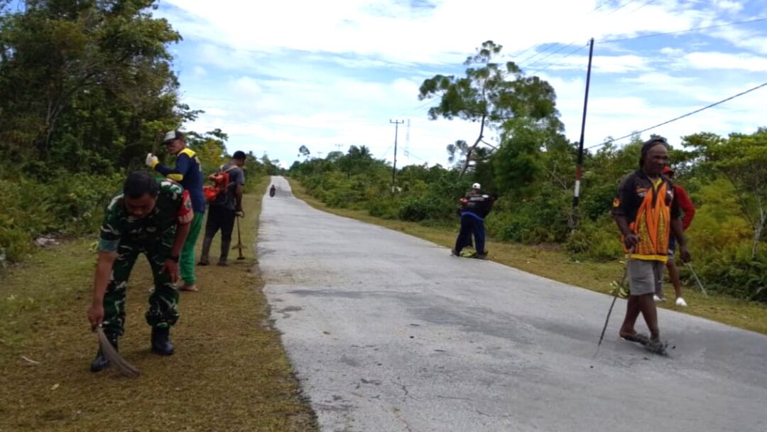 Peduli Kebersihan Lingkungan, Babinsa Biak Timur Bantu Warga Bersihkan Bahu Jalan