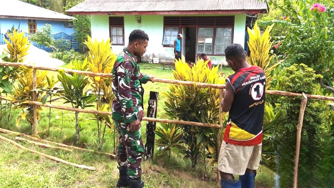 Jaga Keindahan, Babinsa Warsa Bersama Warga Buat Pagar Sepanjang Jalan Kampung