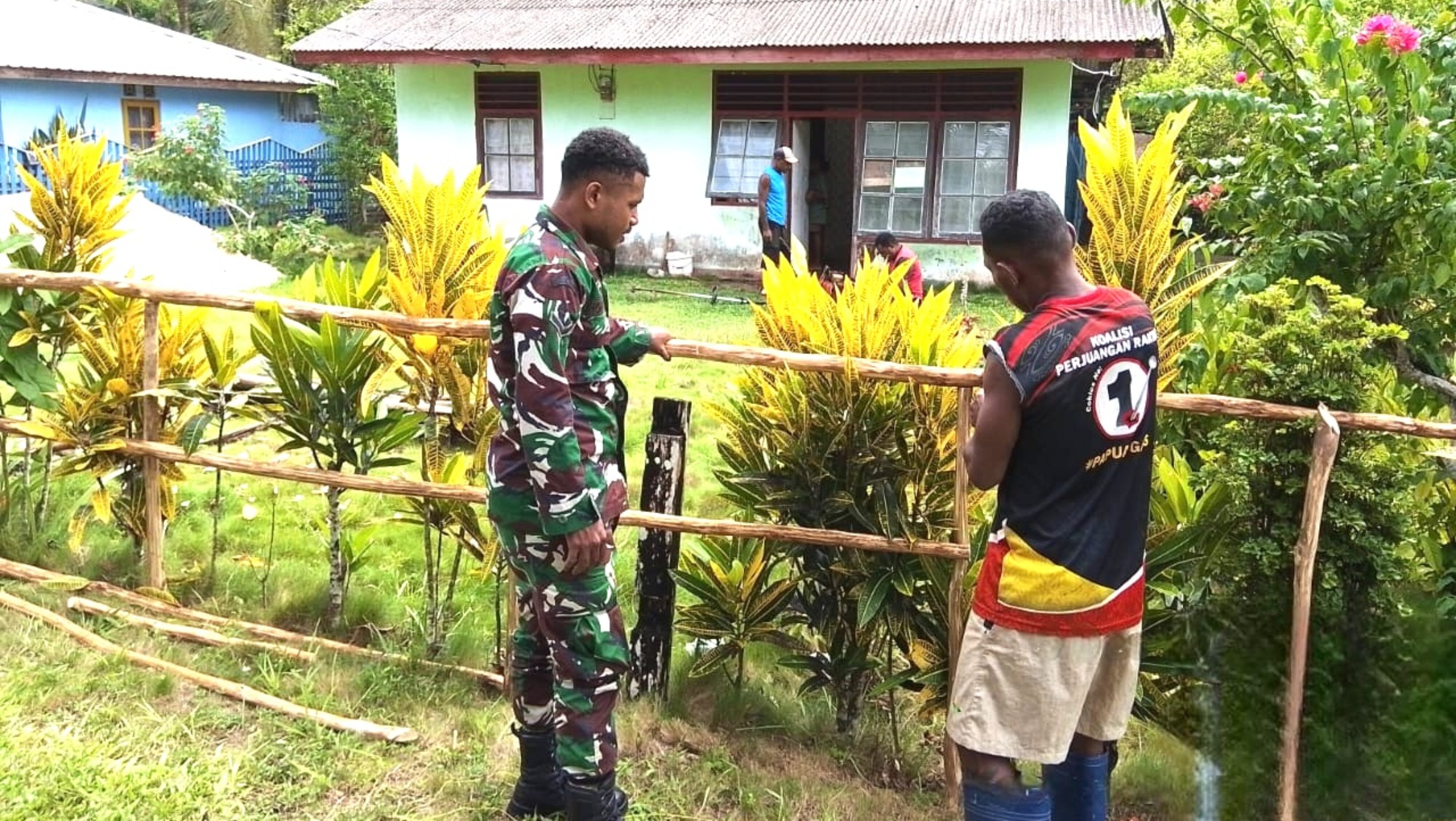Jaga Keindahan, Babinsa Warsa Bersama Warga Buat Pagar Sepanjang Jalan Kampung