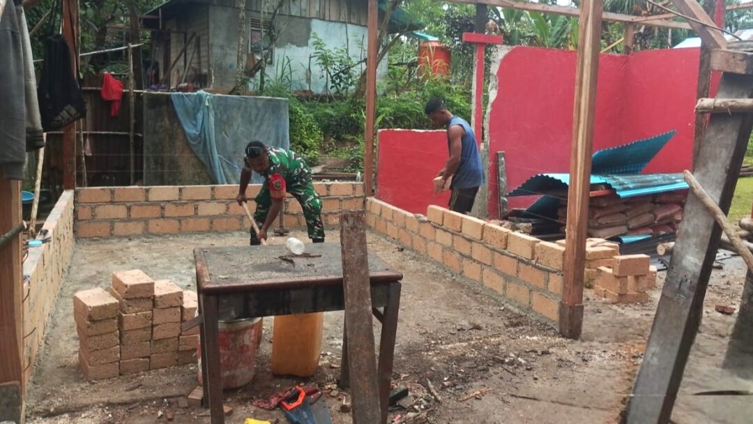 Babinsa Biak Utara Terjun Bantu Pembangunan Rumah Warga di Sarwom