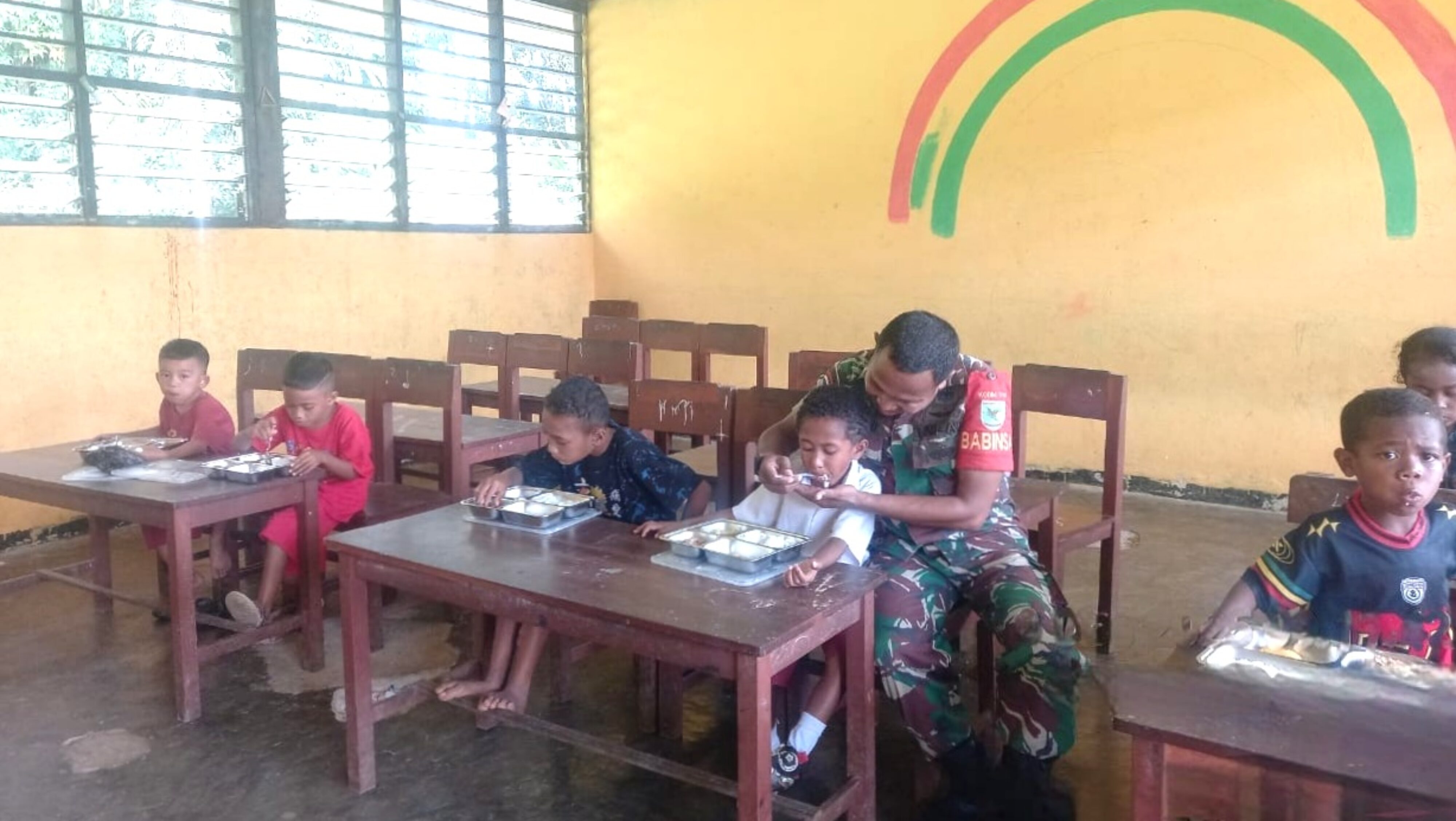 Babinsa Biak Timur Bantu Distribusi MBG untuk Anak Sekolah