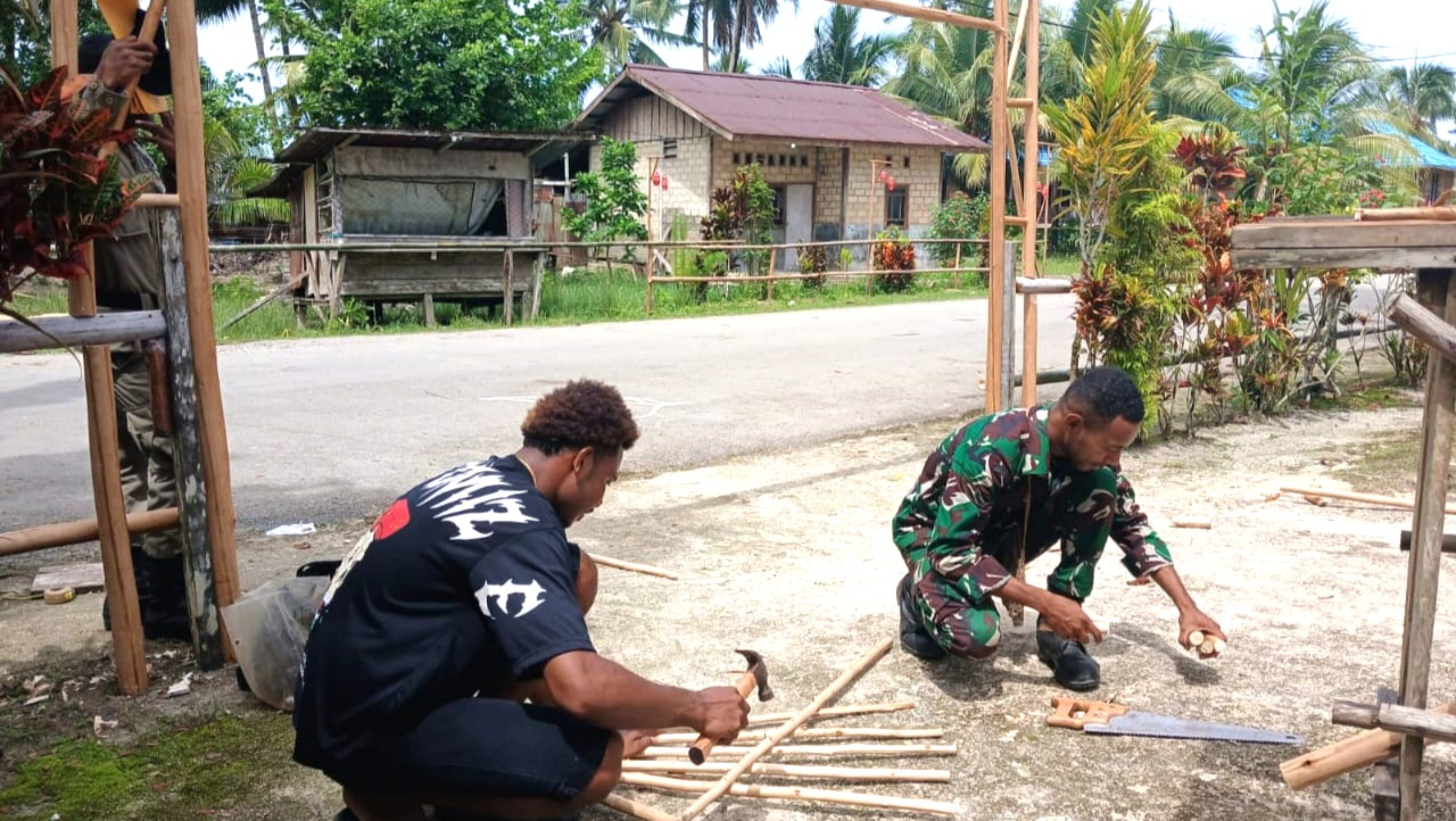 Peduli, Babinsa Supiori Utara Bangun Gapura Natal Bersama Warga