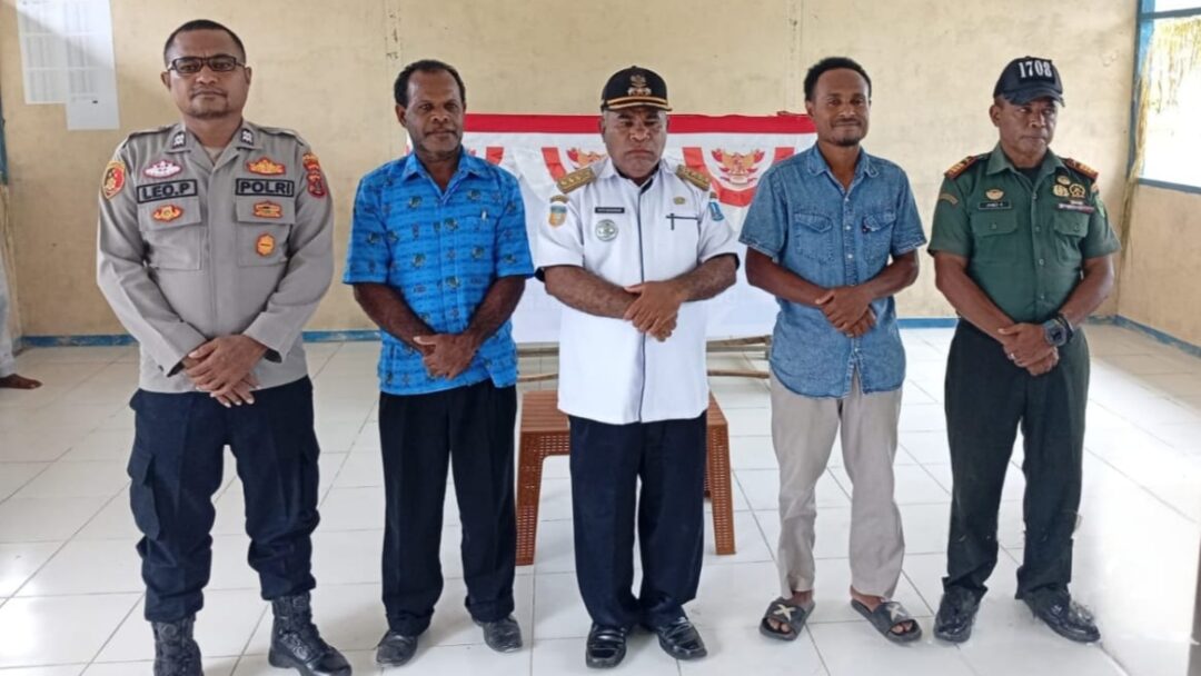 Danramil Bersama Babinsa Numfor Kawal Proses Pemilihan Kepala Kampung dengan Baik