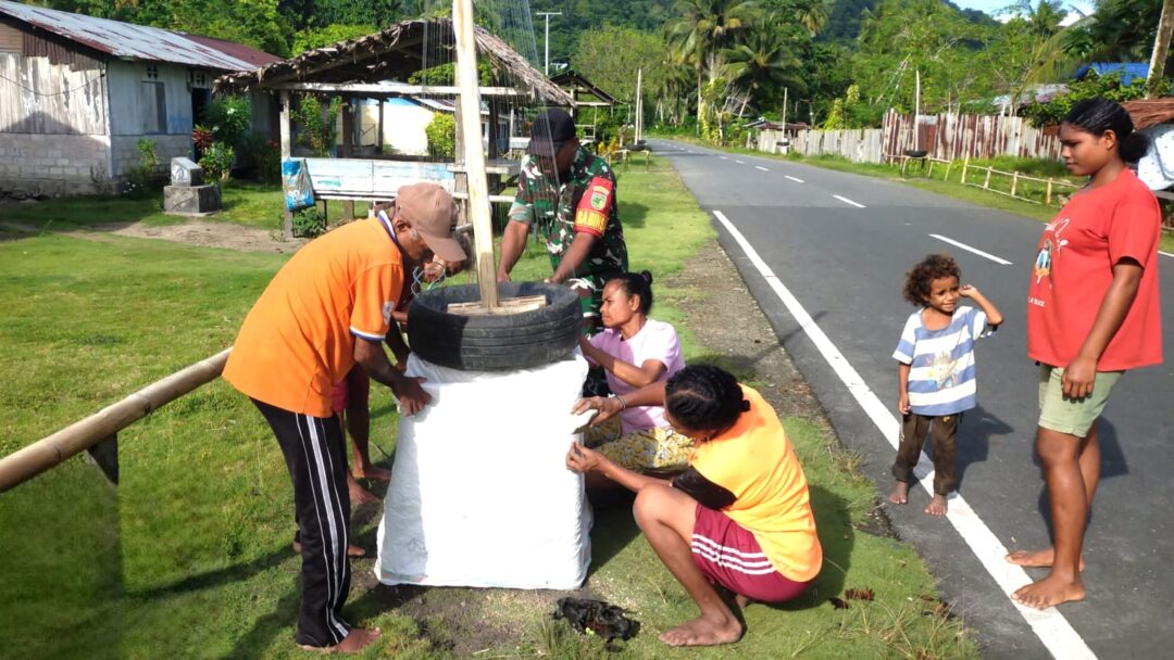 Babinsa Warsa Terlibat Langsung Bantu Warga Buat Ornamen Natal di Kampung Amoy