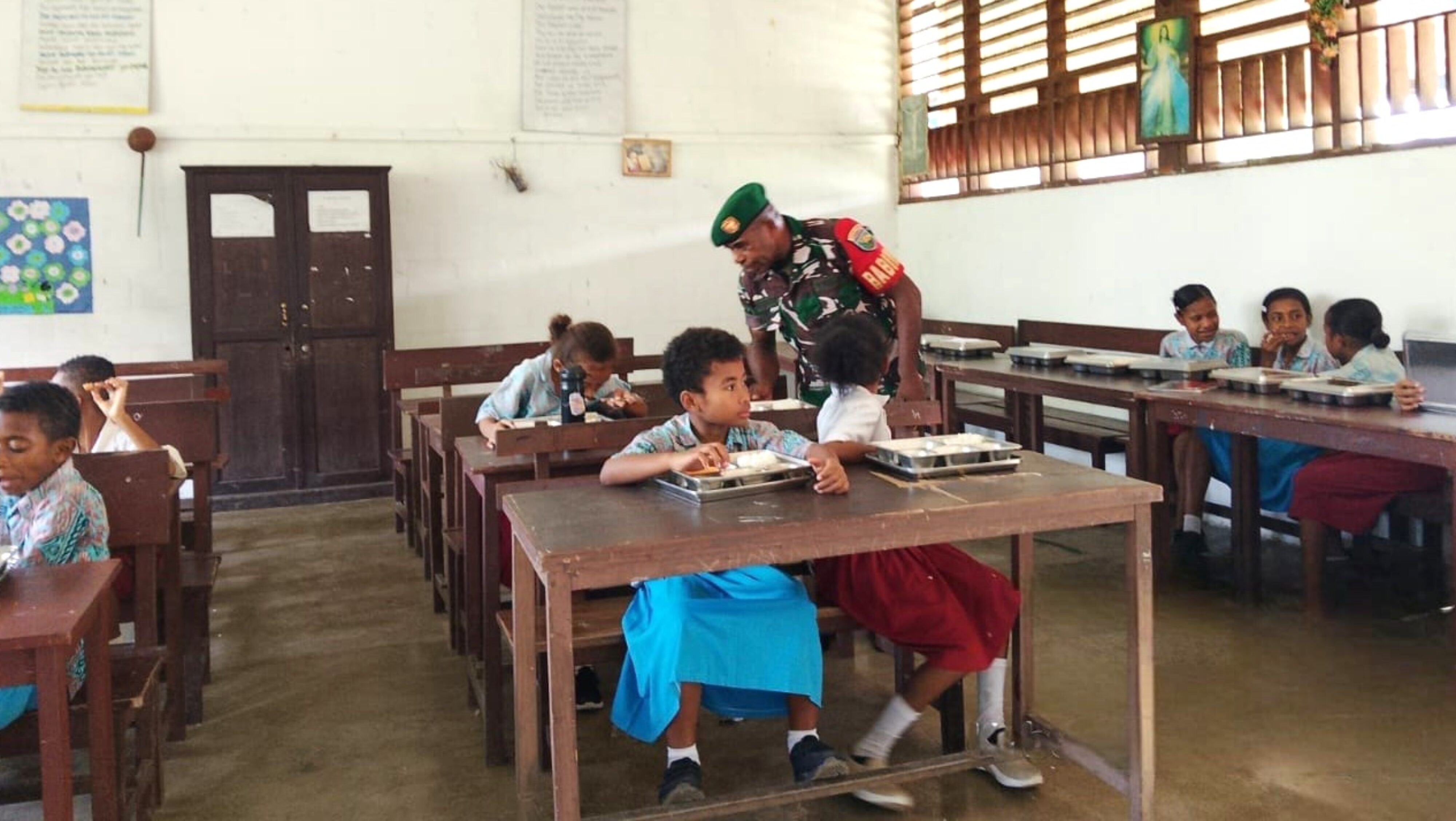 Babinsa Biak Kota Kawal Pendistribusian MBG di Sekolah