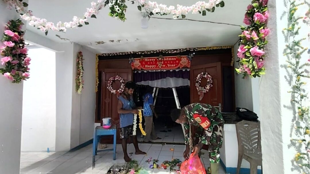 Sambut Natal, Babinsa Biak Barat Bersama Warga Karya Bakti Hias Gereja