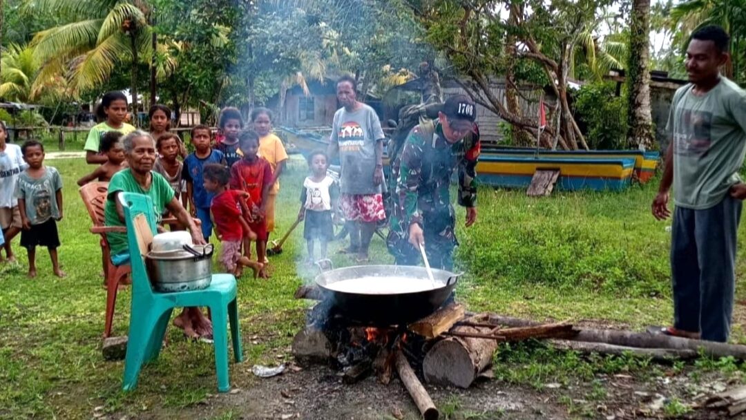 Babinsa Numfor Bantu Warga Olah Kelapa Kering Jadi Minyak Goreng