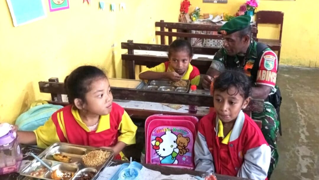 Babinsa Biak Kota Dampingi Pendistribusian MBG