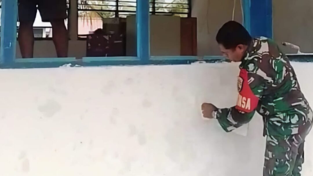 Babinsa Numfor Karya Bakti Bantu Rehab SMAN Kameri