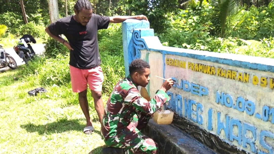 Peduli Keindahan Sekolah, Babinsa Bersama Siswa dan Warga Cat Pagar SMAN 1 Warsa
