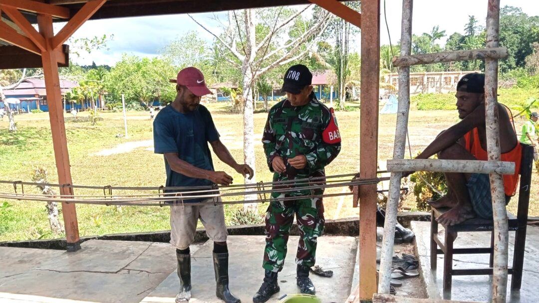 Babinsa Supiori Utara Bantu Perehaban SD YPK Pudori di Kampung Puweri