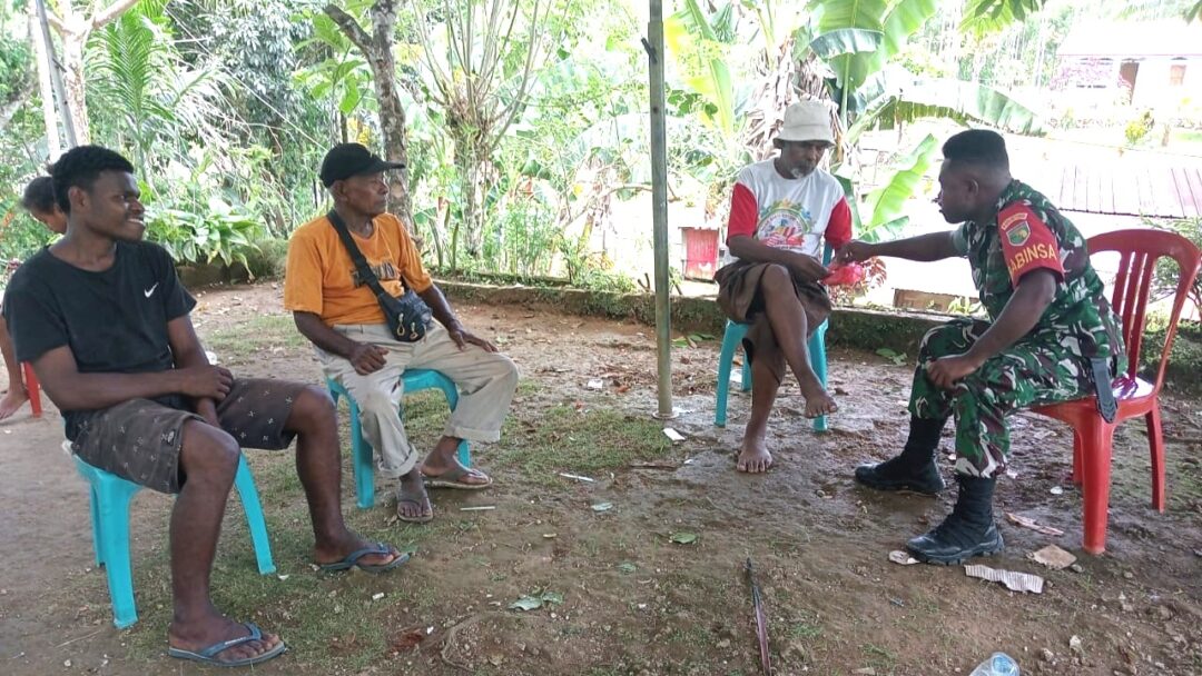 Babinsa Biak Utara Perkuat Kemanunggalan dengan Masyarakat Kampung Mambesak