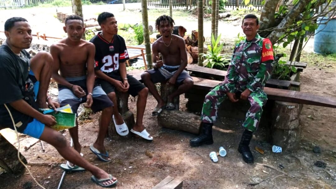 Babinsa Biak Kota Perkuat Silaturahmi dan Keamanan Kampung