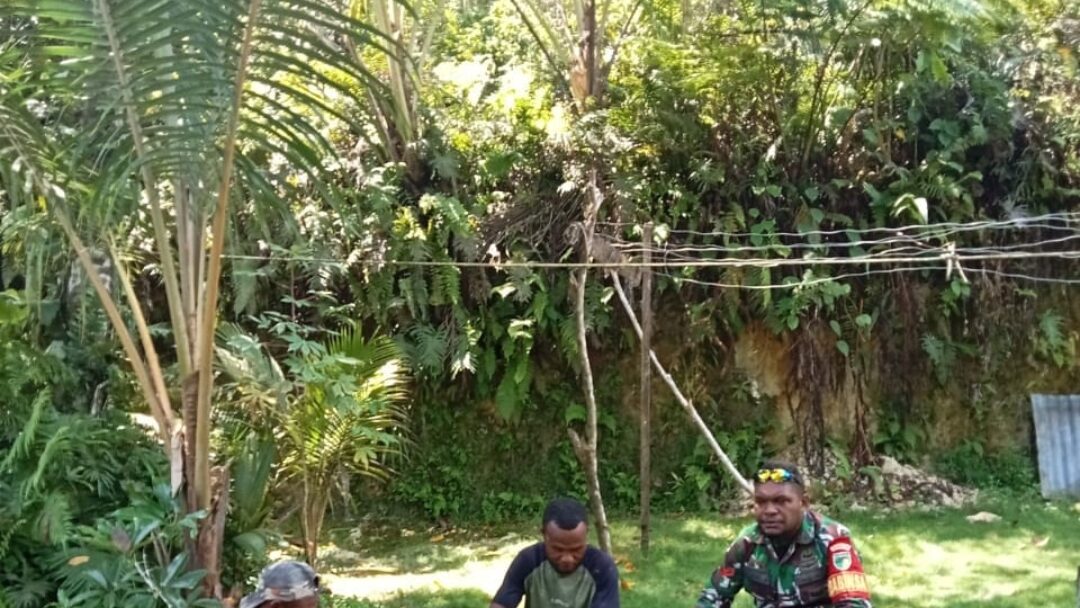 Jaga Kedekatan dengan Masyarakat,Babinsa Biak Barat, Anjangsana ke Kampung Napdori