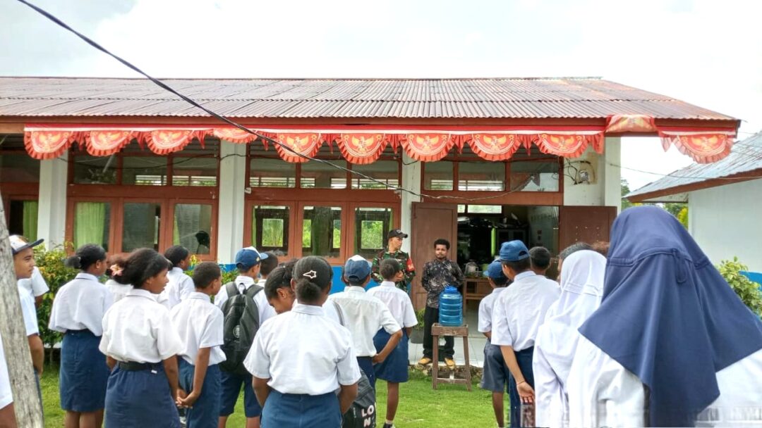Babinsa Numfor Berikan Pembekalan Wasbang kepada Siswa SMPN 1 Indaibo