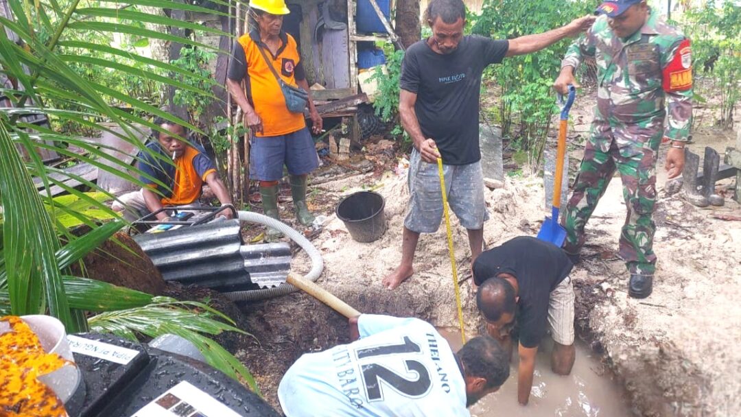 Wujud Kepedulian, Babinsa Bersama Warga Gali Septic Tank MCK