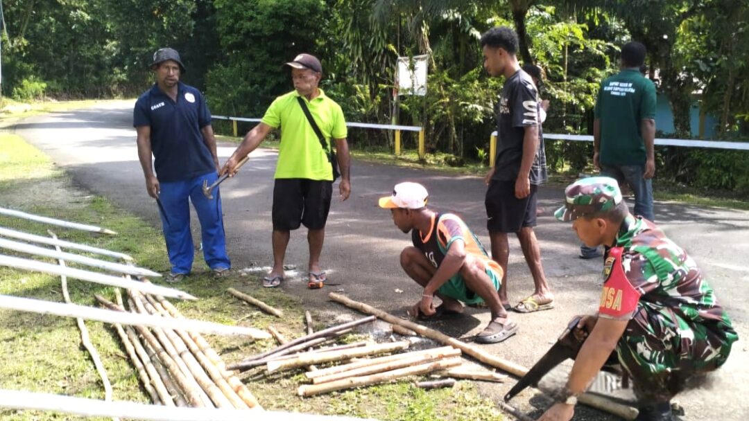 Babinsa Supiori Selatan Bantu Warga Siapkan Hiasan Lampu Natal