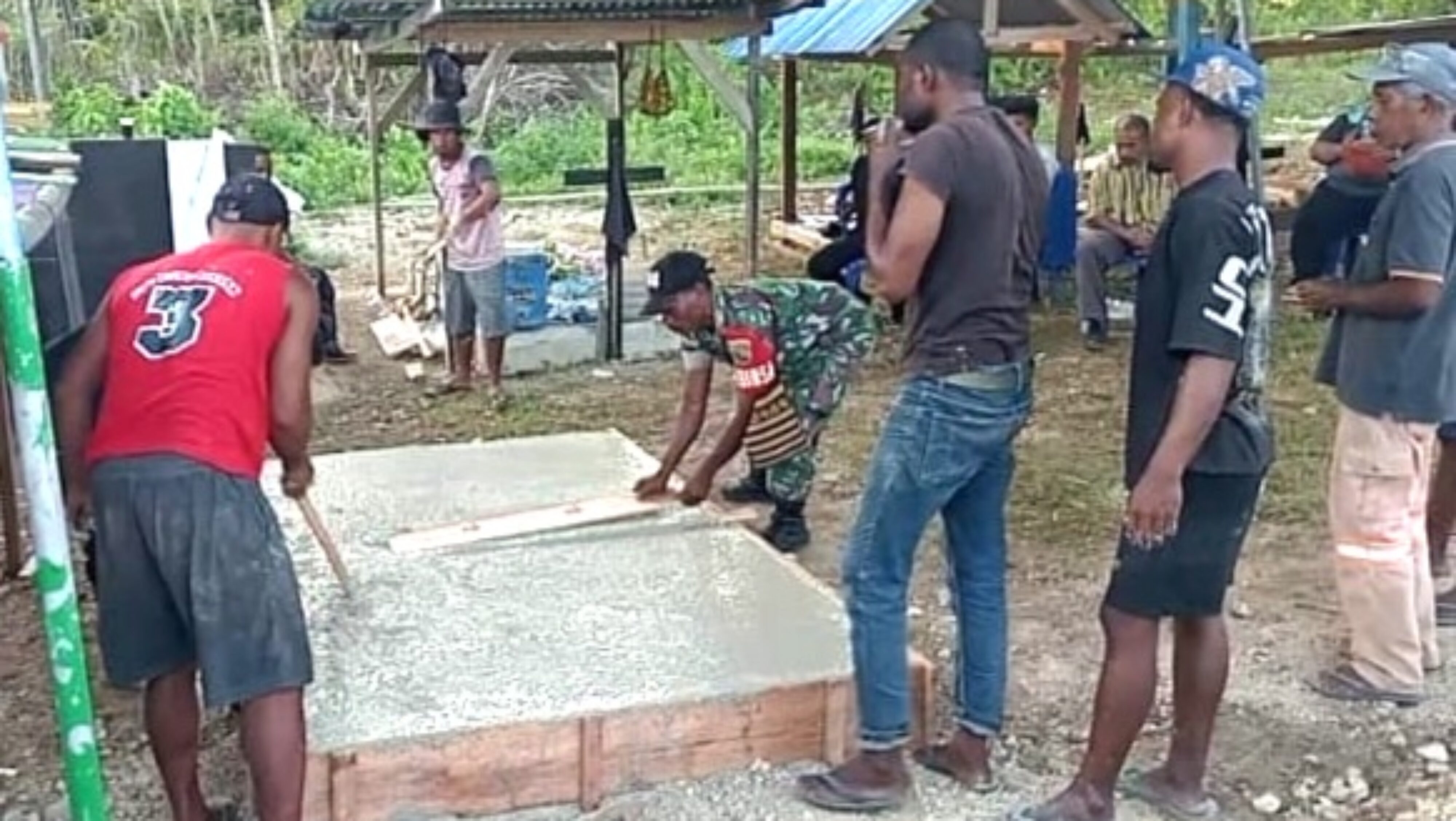 Wujud Kepedulian, Babinsa Biak Kota Hadiri Pemakaman Warga
