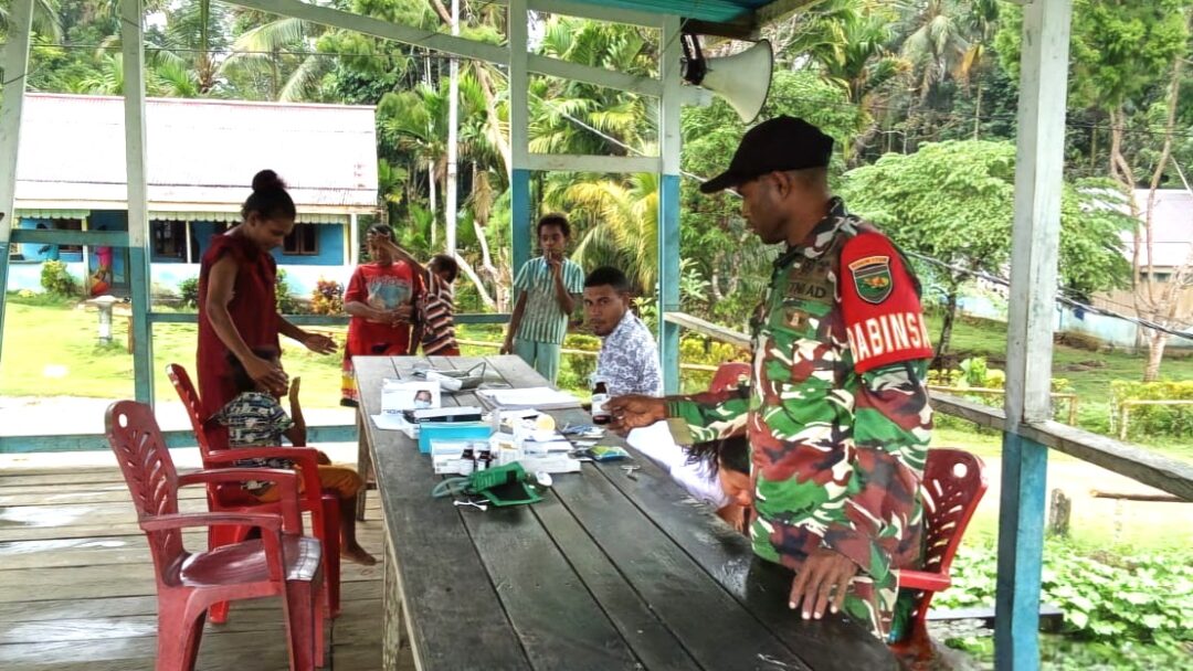 Babinsa Numfor Dukung Pelayanan Pengobatan Gratis di Kampung Sandauw