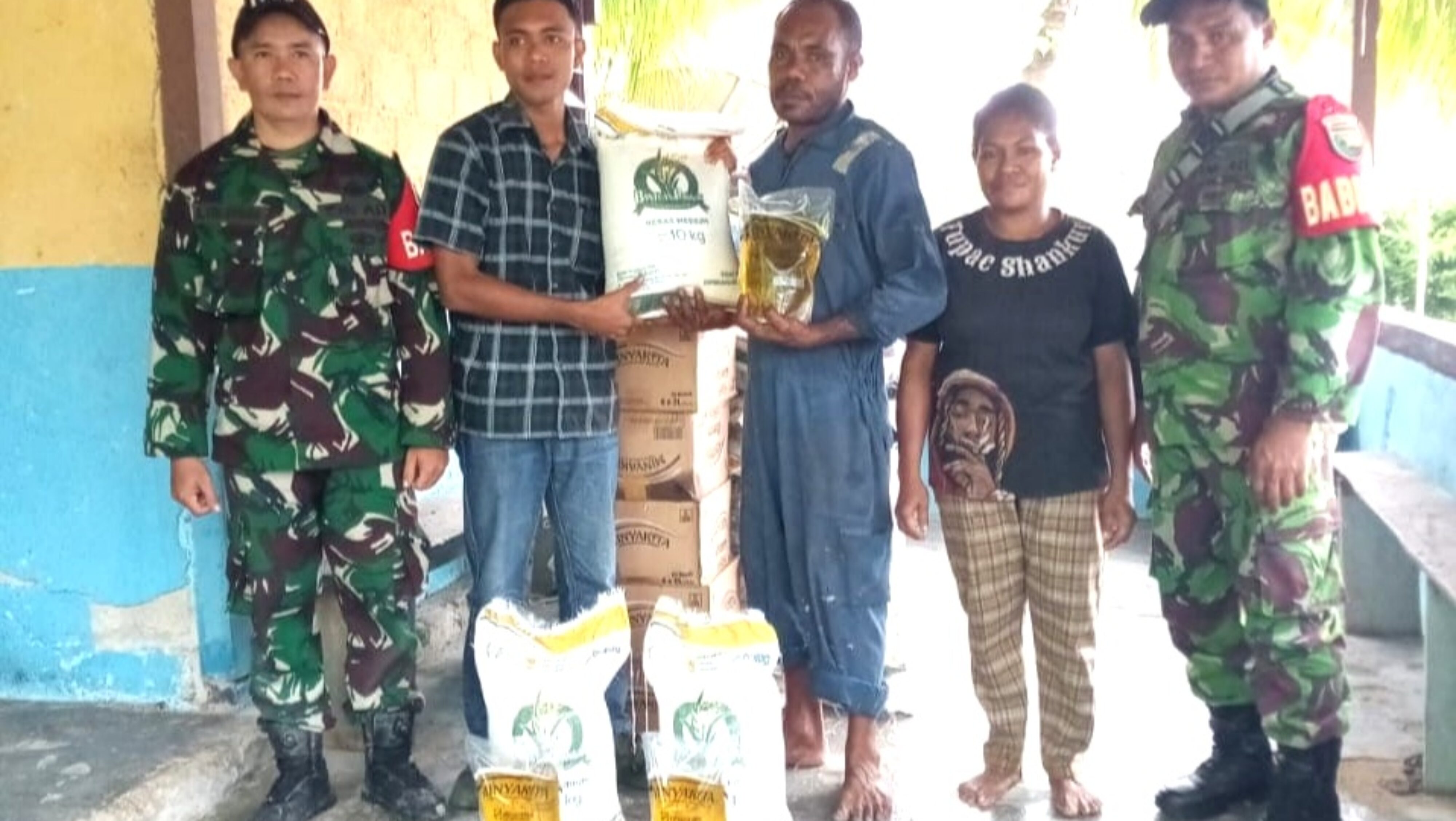 Babinsa Numfor Dampingi Pendistribusian Pangan untuk Masyarakat Numfor Barat