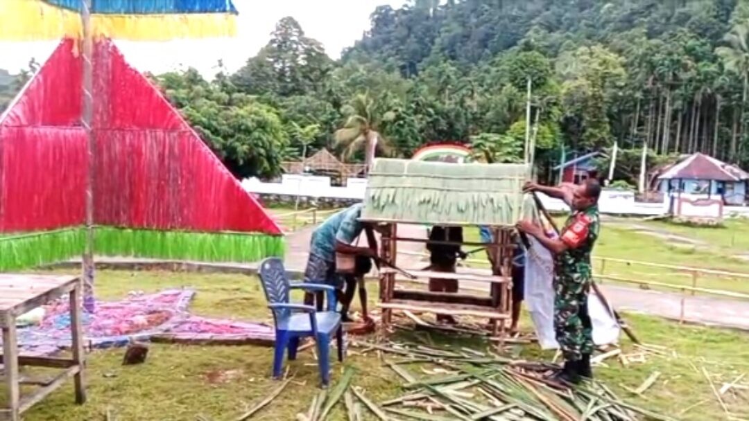 Babinsa Biak Barat Karya Bakti Buat Pondok Natal di GKI Elim Sarwa
