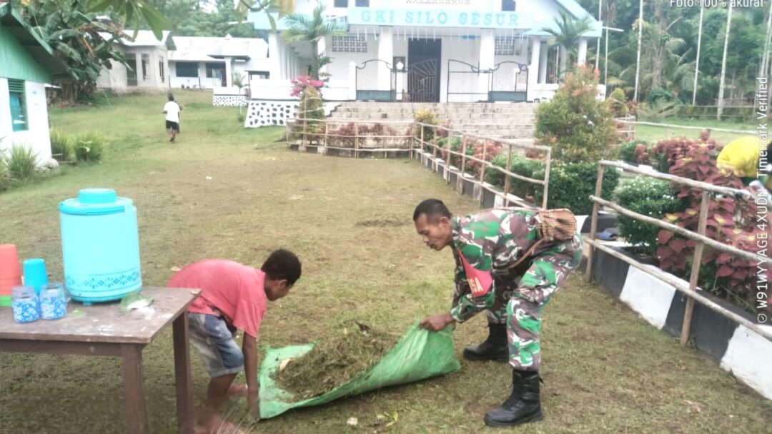 Babinsa Warsa Ikut Membantu Membersihkan Gereja di Kampung Binaan