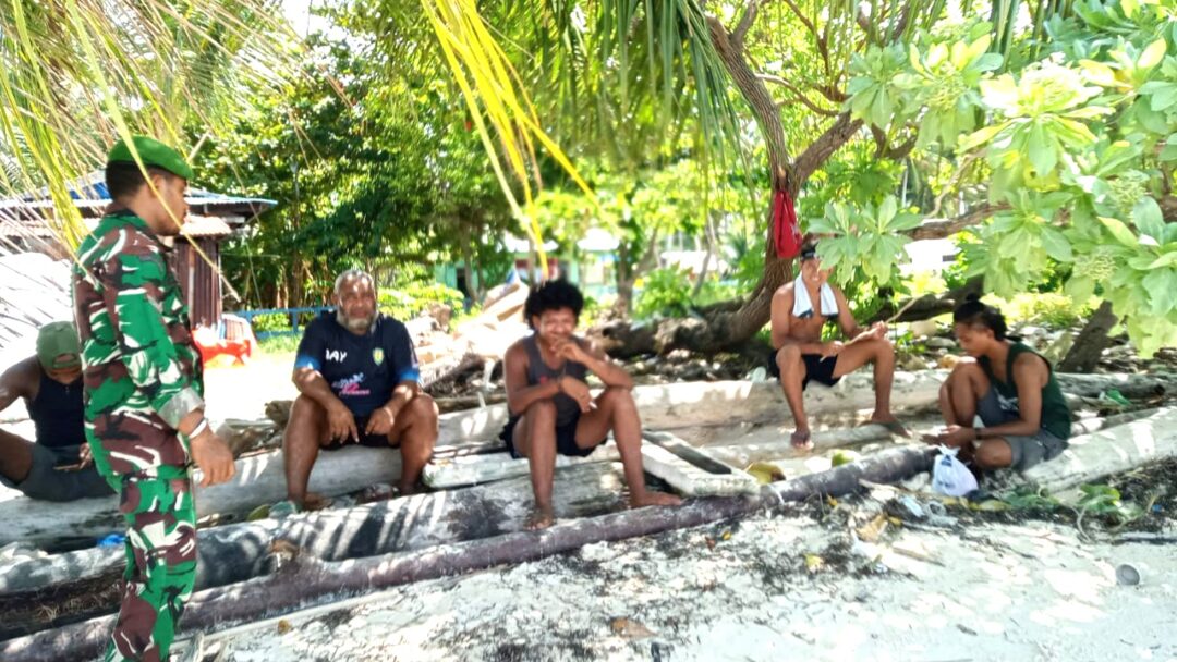 Babinsa Supiori Utara Rutin Komsos Jaga Hubungan dengan warga