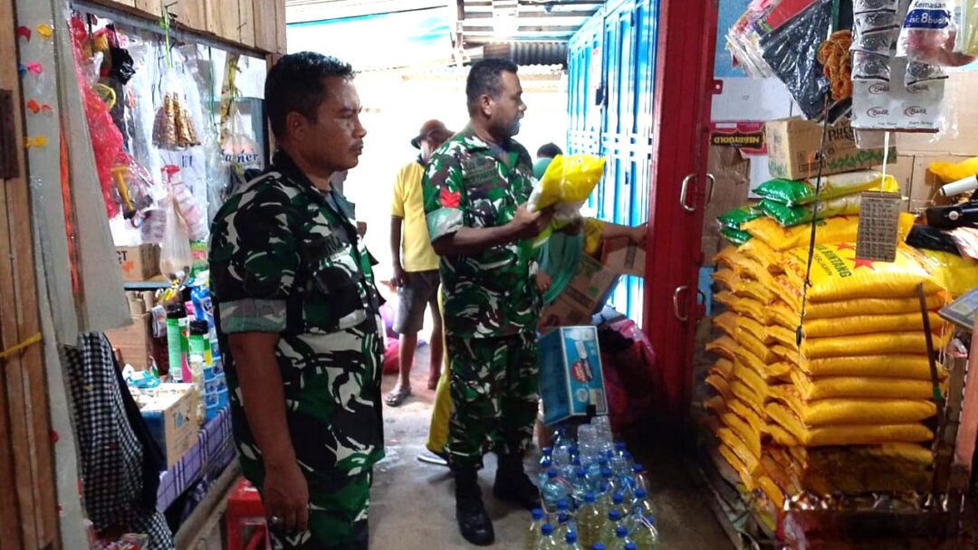 Jelang Nataru, Babinsa Biak Timur Pantau Harga Sembako di Pasar Bosnik