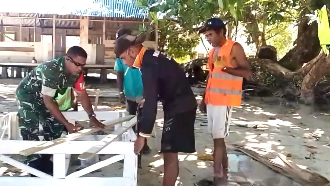 Babinsa Kampung Warbor Bersama Warga Jemaat Elim Bosendisbari Buat Pondok Natal