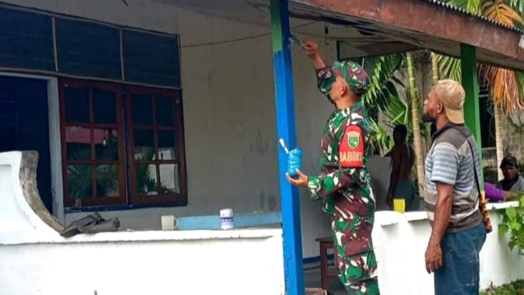 Babinsa Biak Barat Gotong-Royong Bantu Pengecatan Rumah Warga