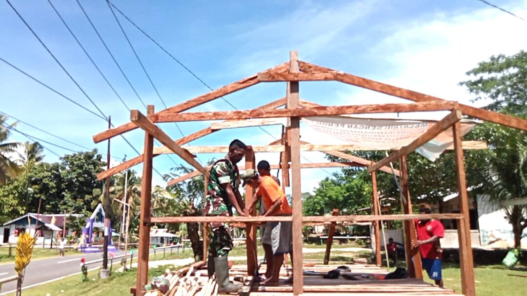 Babinsa Biak Barat Bantu Warga Bangun Pondok Natal di Kampung Mamoribo