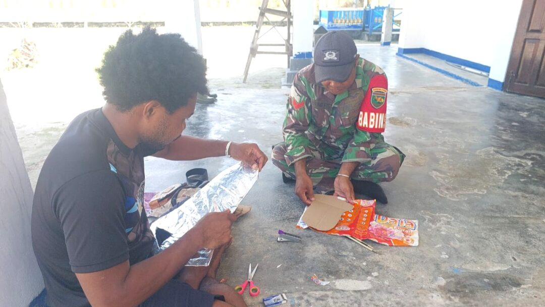 Sambut Natal, Babinsa Supiori Barat Bantu Warga Kampung Amyas Dekorasi Gereja